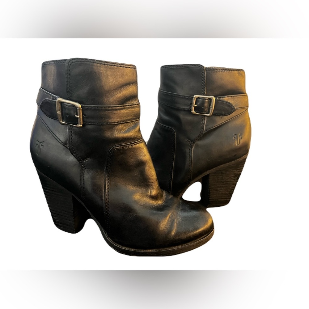 SOLD🖤 EUC FRYE “Patty” Black Leather Belted Ankle Booties | Women’s 6M - Picture 2 of 10